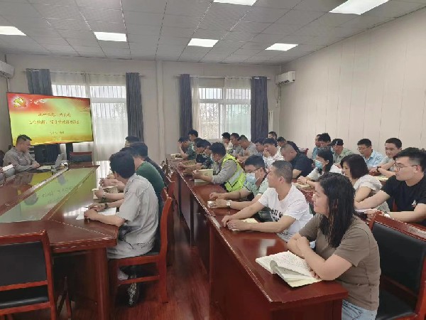 【理論宣講】鑫巖石料開展“統(tǒng)一思想，為實現(xiàn)工業(yè)倍增、項目突破增磚添瓦”宣講活動