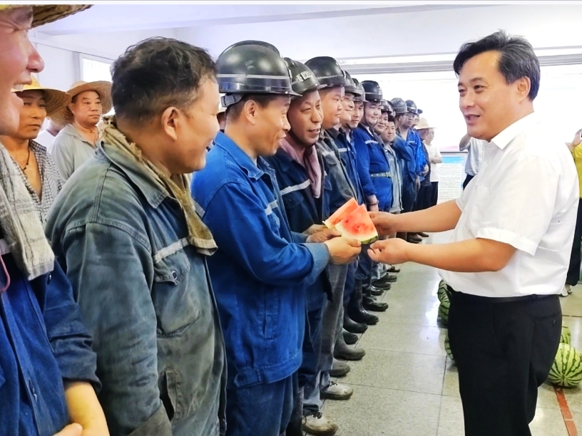 集團開展“心系職工 夏送清涼” 慰問活動