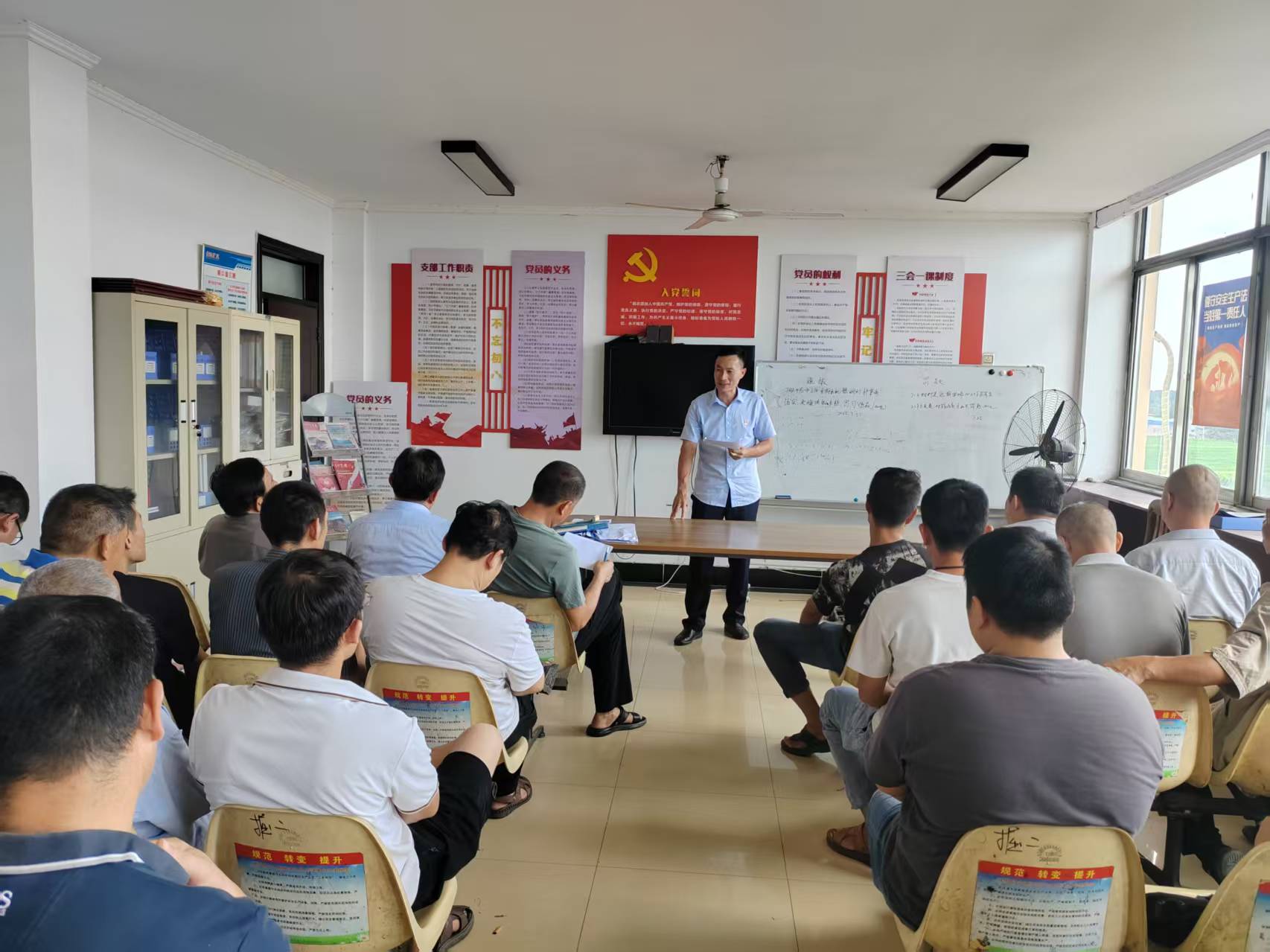 金達(dá)煤礦掘二工區(qū)：“學(xué)習(xí)身邊榜樣” 激發(fā)奮進(jìn)力量