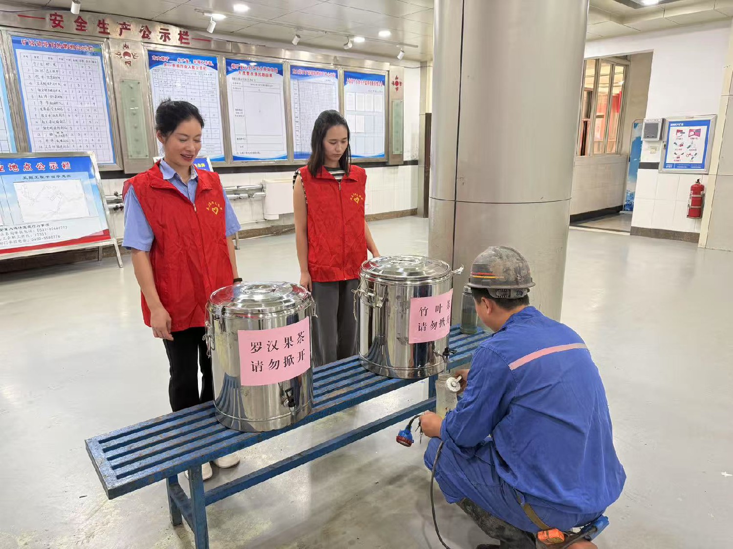 東大煤礦開展“火紅七月·夏送清涼”黨員志愿服務(wù)活動(dòng)